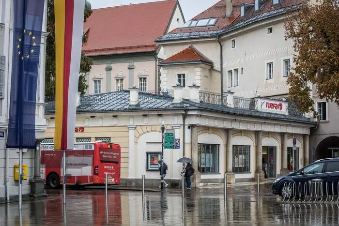 Das stadteigene Gebäude am Neuen Platz, dahinter befindet sich das Salzamt
