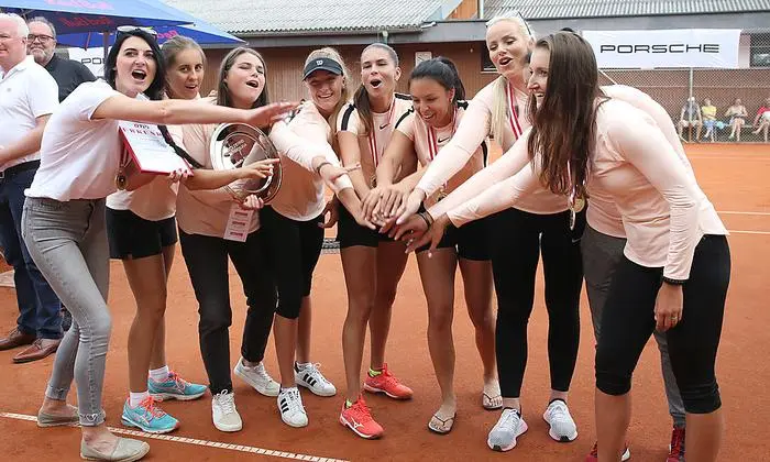 Die Sportliche Leiterin Mahira Hafizovic (links) feierte mit den Spielerinnen des Grazer Parkclub den Meistertitel 2018