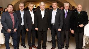 Bürgermeister Werner Gutzwar (Mitte) mit dem Fürstenfelder Gemeindevorstand, NRAbg. Reinhold Lopatka und Franz Majcen