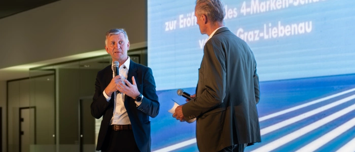 Hausherr Gerhard Monsberger im Gespräch: 14 Monate Bauzeit und 12 Millionen Euro an Kosten für ein neues Schauraum-Erlebnis für die vier Marken Audi, Seat/Cupra und Skoda