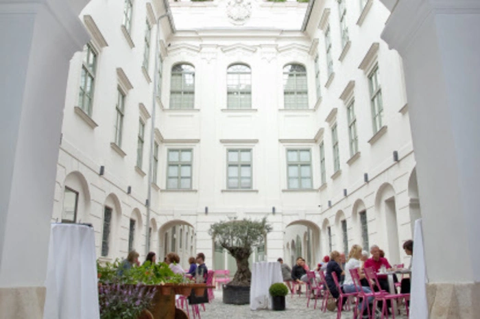Ein idyllischer Innenhof-Gastgarten gehört auch zum Prato.