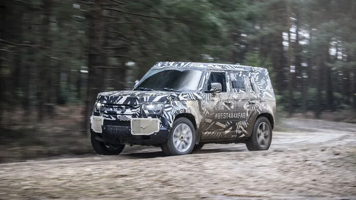 Sie haben sich sehr schwer getan. Während bei seinem deutschen Pendant Mercedes G das Konzept der Neuauflage von Anfang an feststand, musste Land Rover für die Ablöse des legendären Defender einen weit längeren Selbstfindungsprozess durchlaufen.
