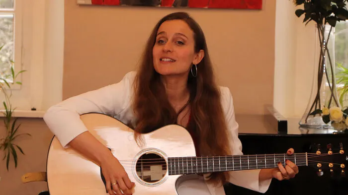 Julia Anna macht seit ihrem 8 Lebensjahr Musik und hatte mit ihrem 1. Song „Gib nit auf“ (oder im Original „Scheiss die nit an“) bereits ihren ersten Musikerfolg. Weiters gab es aus der neuen CD „Wenn I Sing“ zu hören: „Richtig oder Folsch“, „Vorbei“, Draußen im Garten“, „No amoi Jung“ und „Es is was es is“.
