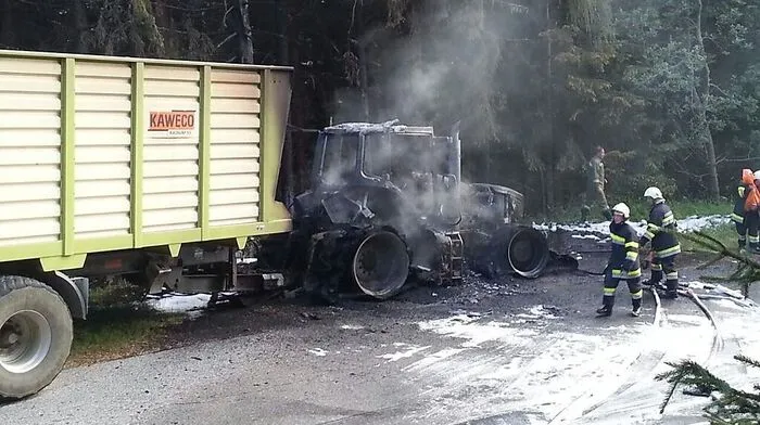 Der Traktor stand in Vollbrand