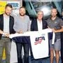 KEHV-Vize Michael Kummerer, Stadthallenchef Martin Kroissenbacher, Turnierleiter Walter Grud, Stadtrat Harald Sobe, KEHV-Präsident Herbert Hohenberger und US-Coach Yves Heroux mit Kollegen (von links)