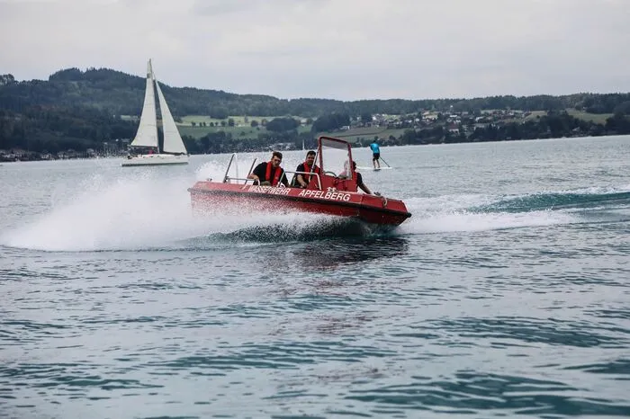 Neben dem sicheren Transport der Taucher mittels Jet- und Schlauchboot zu den verschiedenen Tauchplätzen, mussten die Bootsführer einen Taucher aus dem Wasser retten und während der Fahrt die erlernten Erste-Hilfe-Maßnahmen bei Tauchunfällen anwenden.