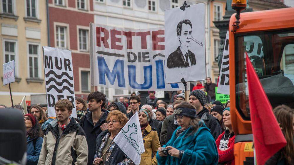 Murkraftwerks-Gegner bei einer Demo in Graz