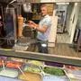 Ein Mann steht in einem Kebap Laden | Cuma Metindogan im „Palast Kebap“ 