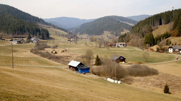 Am Ostersonntag stand der Winkl-Graben bei Zweinitz ganz im Zeichen des traditionellen Kugelschlagens. 