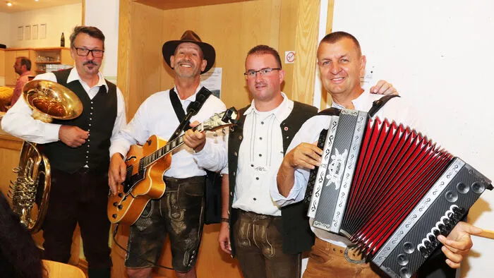 Zünftige Kirchtagsmusik gab es vom Duo "Die Alpenspezis" und davor ein Platzkonzert mit der "Trachtenkapelle Steuerberg".