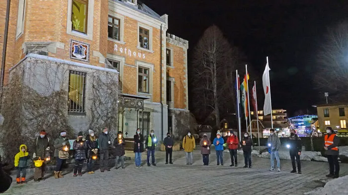 Stilles Gedenken vor dem Schladminger Rathaus