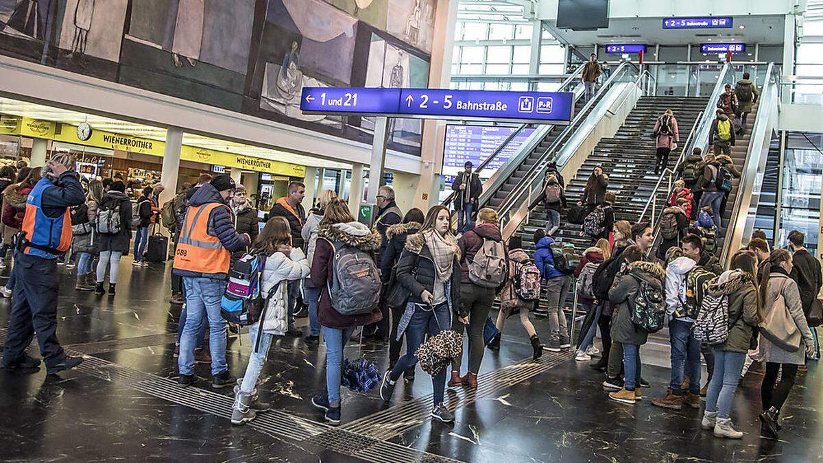 Die ÖBB hatten wegen des Warnstreiks für zwei Stunden den Zugverkehr eingestellt