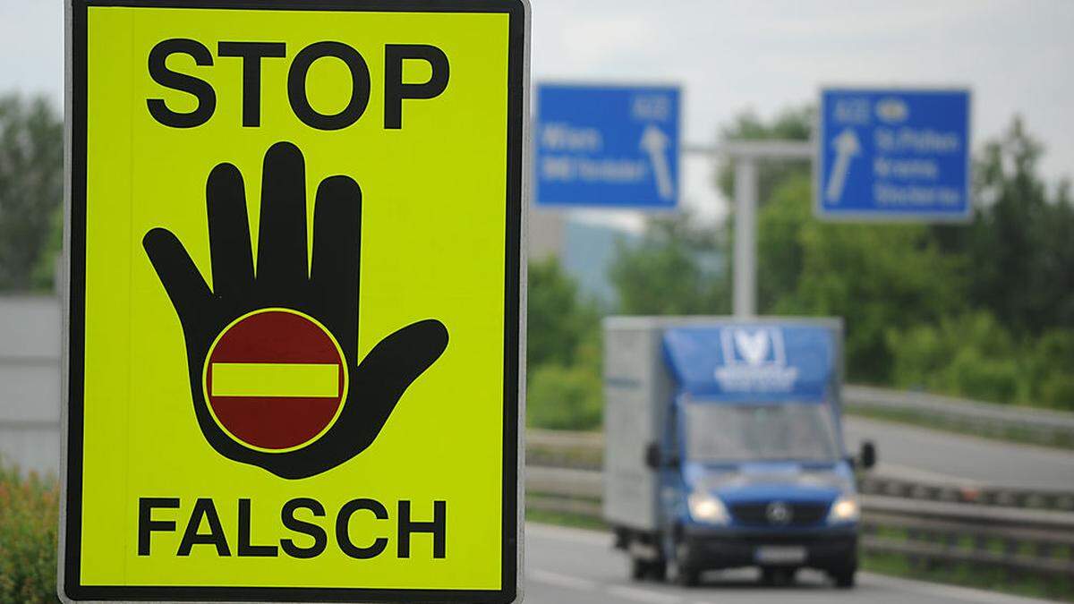 Warnschild an Autobahnauffahrt