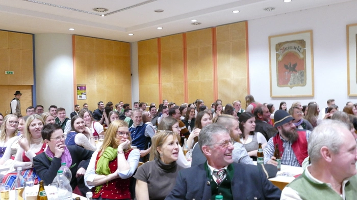 Am 24. November fand die alljährliche Generalversammlung des Landjugend-Bezirks Judenburg im Festsaal Unzmarkt statt. Obmann Raphael Pichlmaier und Leiterin Michaela Beren hießen zahlreiche Landjugend-Freunde, auch über die Bezirksgrenzen hinaus, sowie Ehrengäste und Eltern herzlich willkommen. 