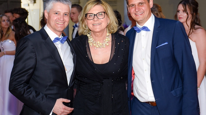 Nach elf Jahren Pause luden HLW-Maturanten erstmals wieder zu einer unvergesslichen Ballnacht in das Schloss Porcia ein. Direktor Adolf Lackner sowie Madeleine Müller und Wolfgang Lichtner vom Ballkomitee.