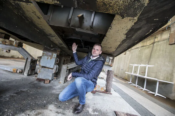 Schifffahrt-Geschäftsführer Franz Huditz zeigt, dass der Elektromotor ausgebaut ist.