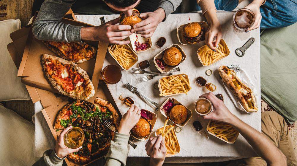 Fast Food, Gesundheit, Ernährung | Pizza, Burger und Pommes: Hoch verarbeitete Lebensmittel können bei regelmäßigem Verzehr gesundheitliche Probleme nach sich ziehen.