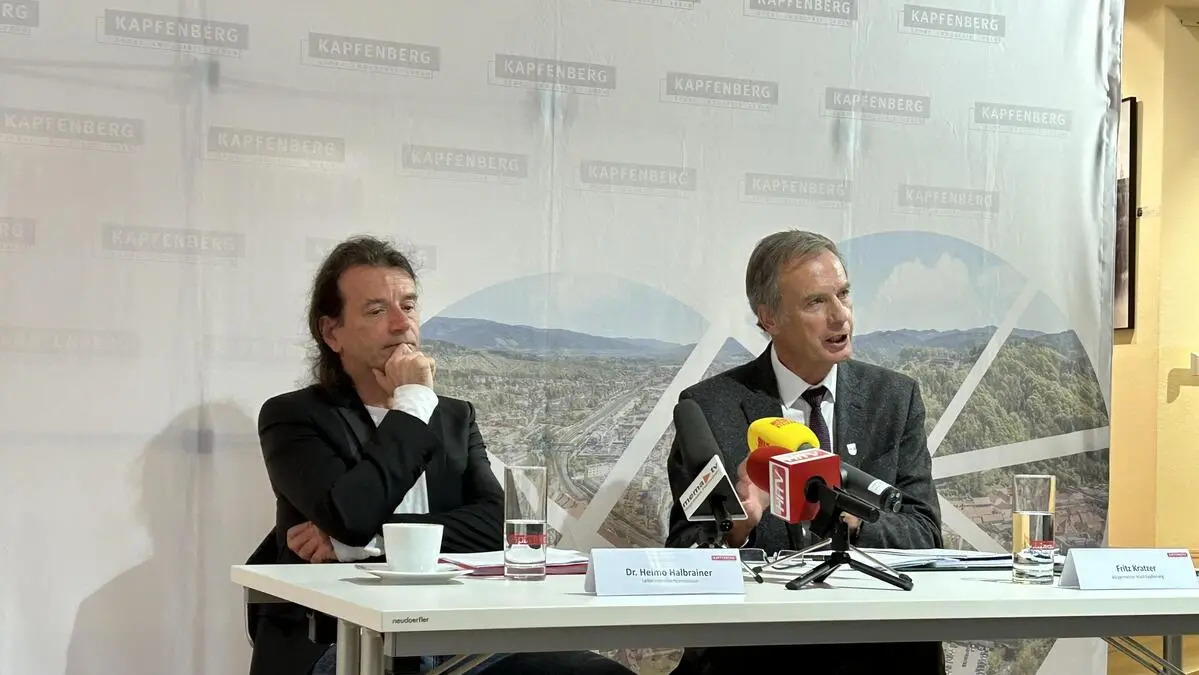 Historiker Heimo Halbrainer und Bürgermeister Fritz Kratzer bei der Präsentation des Historikerberichtes