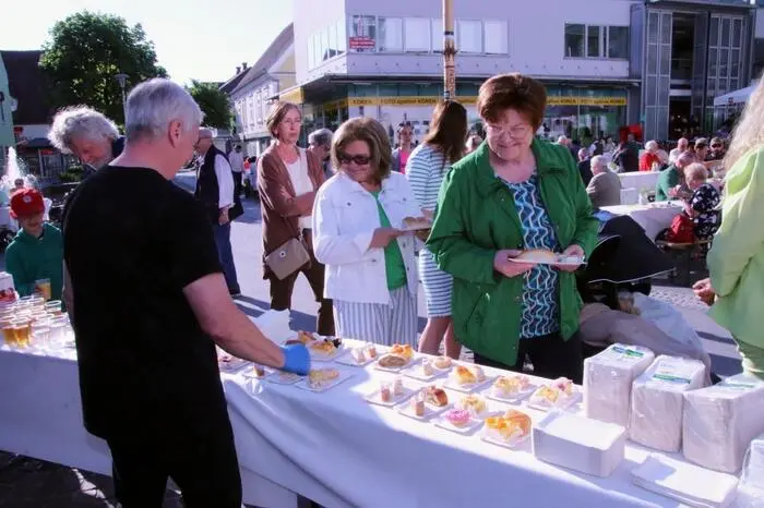  Auf dem Speiseplan: 3500 Stück Gebäck (Semmeln, Schusterweckerl, Kuchen), 2000 Eier, 1500 Portionen Butter, 3000 Portionen Aufstriche (unter anderem Marmelade, Streichkäse, Honig und Nutella) sowie unzählige Liter an Kaffee und Limonade.