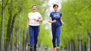 Monika Reschounig (links) und Margit Bruggraber vom Lauftreff Allerheiligen