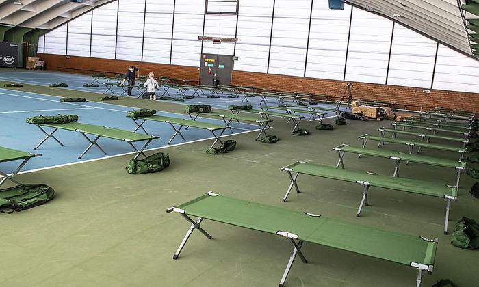 Aufbau der Feldbetten in der Tennishalle des Klinikums Klagenfurt 