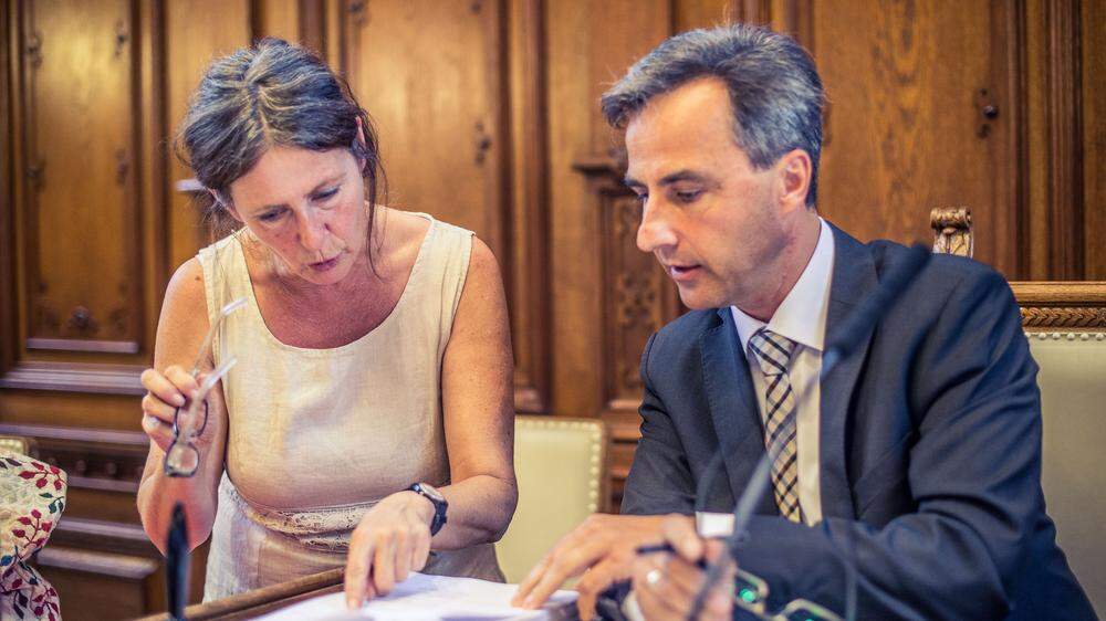 Bürgermeisterin Elke Kahr (KPÖ) bringt das Stück im Gemeinderat ein, mit dem ihr Vorgänger Siegfried Nagl (ÖVP) zum Ehrenbürger der Stadt Graz wird