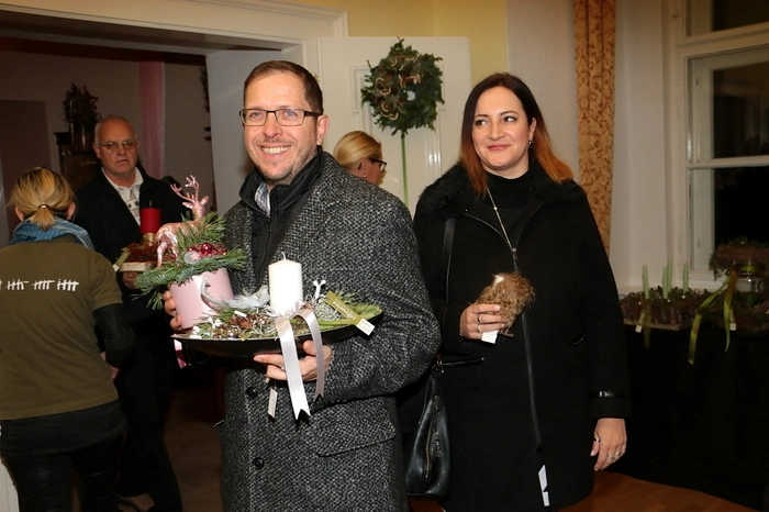 Bereits am Eröffnungswochenende war der Besucherandrang enorm. Renate und Martin Zwanzger luden mit kunstvoller Floristik in stilvoller Atmosphäre zum Verweilen ein.