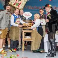 Am vergangenen Sonntag wurde das erste Fass offiziell bei der feierlichen Eröffnung der Brauchtumswoche angestochen