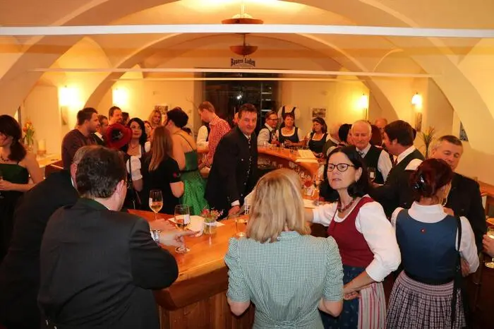 In der selbstgestalteten Vinothek gab es Weine und Cider der heimischen Wein- und Obstbauern.