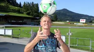 Im Leben des Ex-Nationalspielers Wolfgang Knaller spielt das runde Leder noch immer eine wichtige Rolle