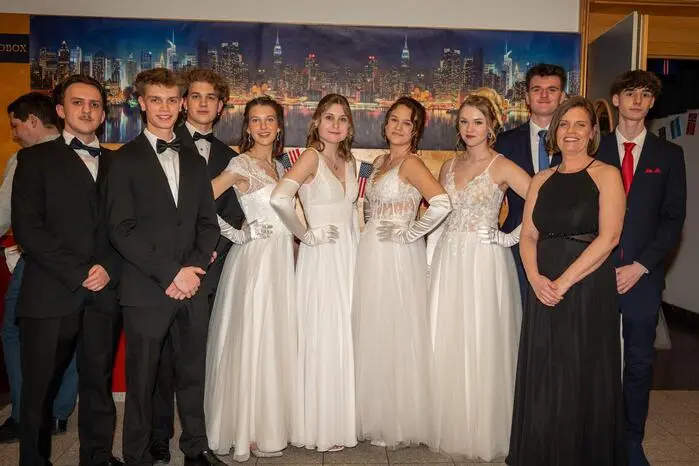 Ein elfköpfiges Ballkomitee war für die Planung und Umsetzung verantwortlich: im Bild v.l.Elias Prodinger, Jan Steiner, Erik Hofstätter, Valentina Hausdorfer, Valentina Reinsberger, Monika Gratzer, Emily Preiml, Fabian Wadl, Direktorin Gerlinde Zergoin-Wagner sowie Bennett Kolly. 