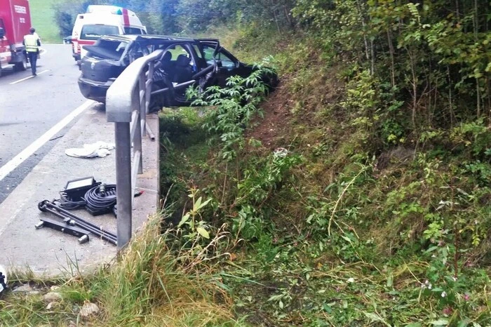 Ein Patient musste mit dem Verdacht auf ein Polytrauma noch am Einsatzort in ein künstliches Koma versetzt und mit dem Notarzthubschrauber Christophorus 12 in das Landeskrankenhaus-Universitätsklinikum Graz geflogen werden.