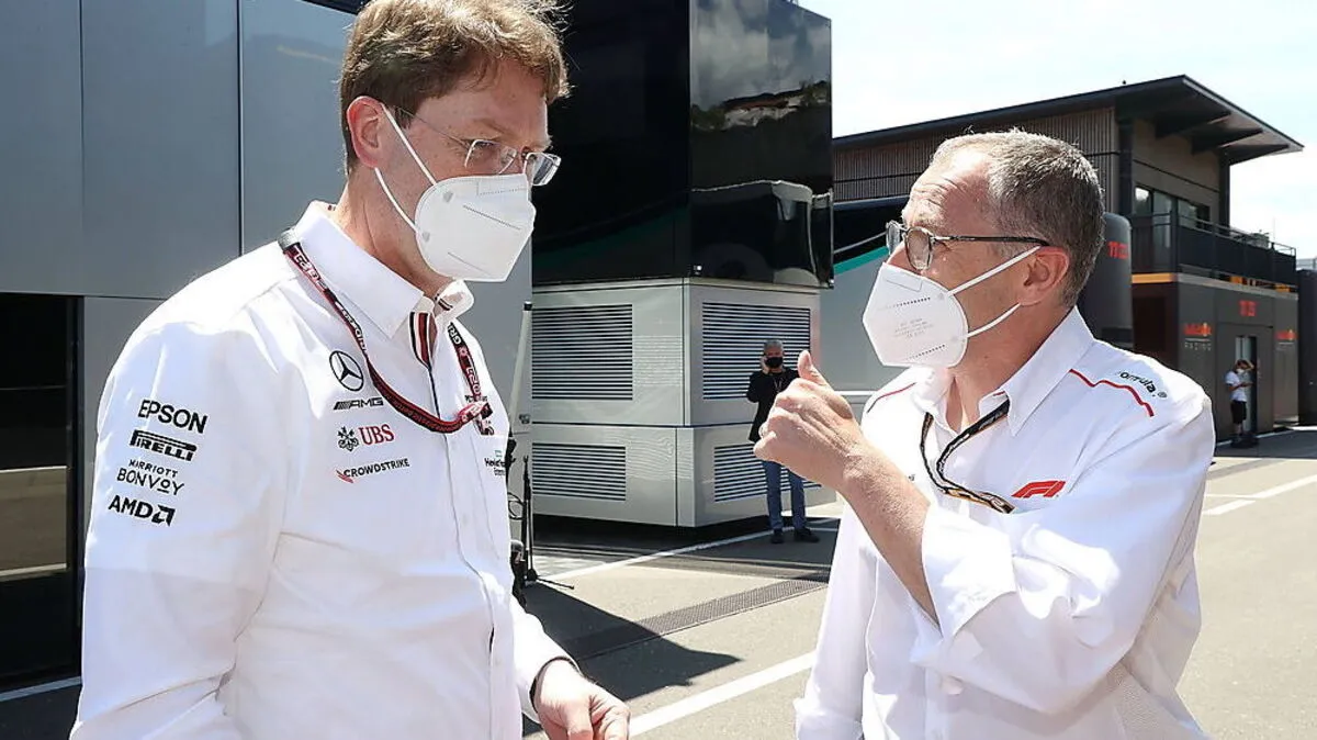 Ola Källenius (Mercedes) im Gespräch mit Stefano Domenicali (Formel 1)