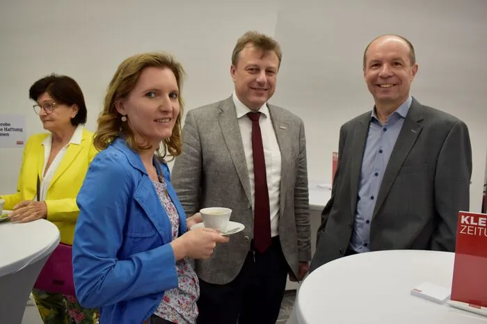 Akteure aus Wirtschaft, Politik und Gesellschaft trafen sich zum Austausch: Bürgermeisterin Christine Siegel (links hinten), Marlies Rainer, Projektmanagerin QUA, Thomas Heuberger, Regionalstellenleiter WKO Südoststeiermark, Edmund Hacker, Chef des AMS Südoststeiermark.