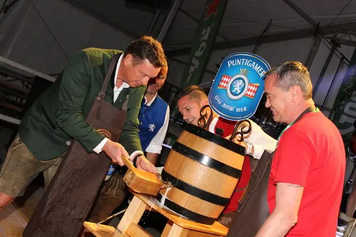 Eröffnet wurde das Fest mit dem traditionellen Bieranstich von Bärnbachs Bürgermeister Jochen Bocksruker.