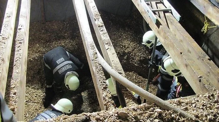 Die Feuerwehrleute brachten 50 Kubikmeter aus dem Lager