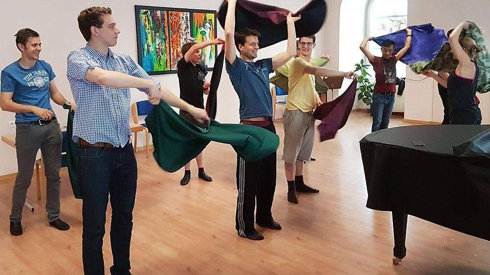 Der Umgang mit der Muleta, dem roten Tuch des Toreros, wird mit der Dance Company Graz geübt