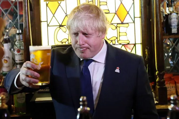 Der britische Premierminister Boris Johnson (hier auf einem Archivfoto) hatte ursprünglich angekündigt, er wolle die neuen Öffnungsregeln gleich am 12. April mit einem Glas Bier auf einer Pub-Terrasse feiern. Diesen Plan gab er allerdings wegen der Trauer um den verstorbenen Prinz Philip auf.