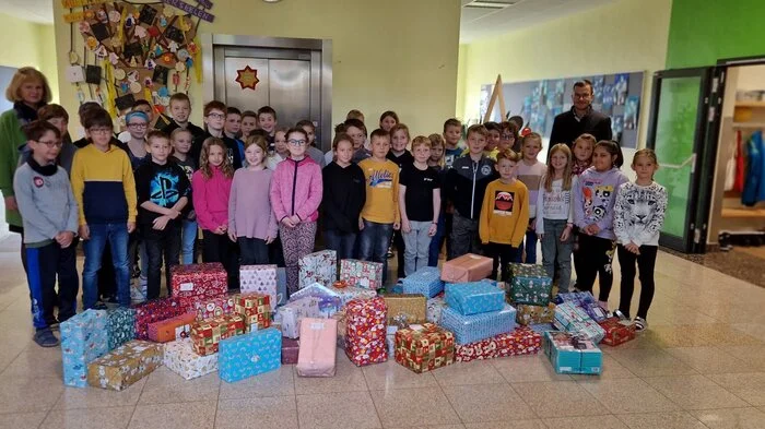 Bei der Weihnachtspackerlaktion wirkten 16 Schulen aus dem Bezirk Voitsberg mit: die MS Krottendorf-Gaisfeld, VS Kainach, VS Stallhofen, MS Stallhofen, ...