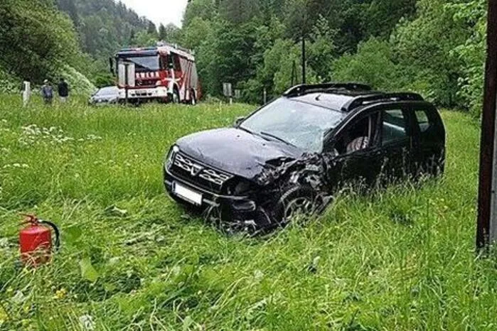 Erneut hat sich auf der B 20 bei Thörl ein schwerer Verkehrsunfall ereignet, ein Lkw schleuderte ein Auto in den Straßengraben. Mehr dazu.  