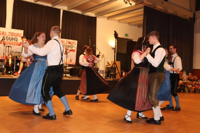 Tanzpaare der LJ Grafenstein und der LJ St. Margarethen/Ros. eröffneten den Ball.