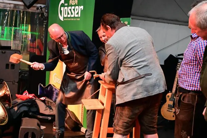 Gestartet wurde am Freitag mit dem Firmen & Vereinstag, wo es den Bieranstich im Festzelt gab. Musikalisch umrahmt wurde dies von der Werkskapelle Zeltweg und den „Südsteirern“. 
