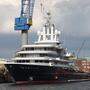 Die 115 Meter lange Megajacht Luna liegt im Werfthafen von Blohm + Voss im Hamburger Hafen