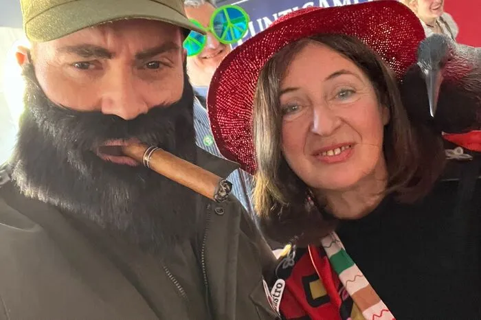 Kommunisten unter sich: Georg Schröck-Weikhard (ÖVP-Clubdirektor) als Fidel Castro mit Bürgermeisterin Elke Kahr von der echten Grazer KPÖ
