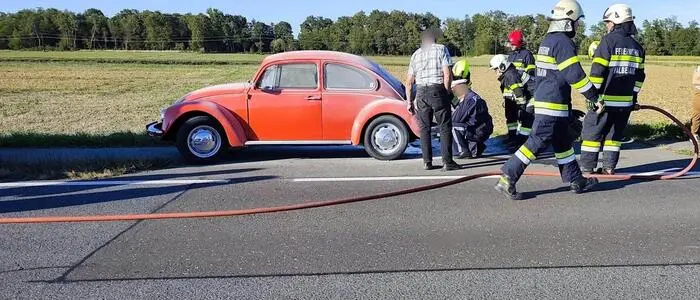 Ein Passant löschte das Feuer im Motorraum eines VW Käfers auf der B 69, Höhe Donnersdorf (Gemeinde Halbenrain)