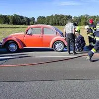 Ein Passant löschte das Feuer im Motorraum eines VW Käfers auf der B 69, Höhe Donnersdorf (Gemeinde Halbenrain)