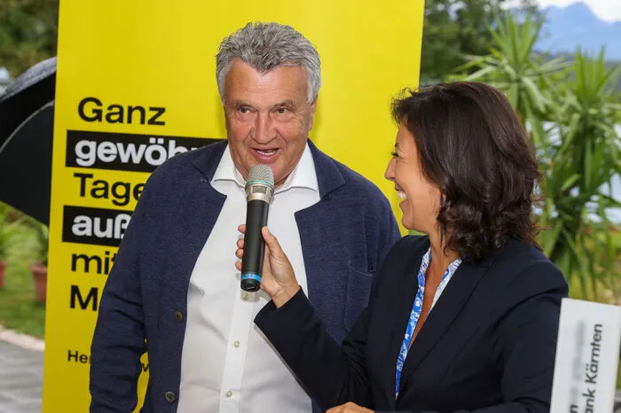 Cocktail-Profi Rainer Husar erklärte Moderatorin Ute Pichler, auf was es beim Mixen ankommt