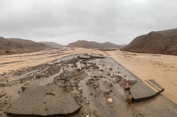 USA: 5. August: Im Death Valley, einem der trockensten Gebiete der Erde, regnete es binnen drei Stunden 75 Prozent der sonst üblichen Niederschlagsmenge eines ganzen Jahres. Meteorologen sprechen von einem "Jahrtausend-Ereignis".