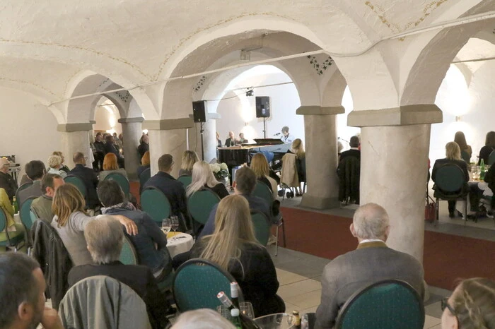 Nicht mit Applaus sparten nach über zwei Stunden im Stadl unter anderen Bürgermeisterin Andrea Feichtinger, Landesverwaltungsgerichts-Präsident Armin Ragoßnig, Krappfeld-Apotheke-Chefin Andrea Kohlweiß, die Tierärzte Seppi Sucher und Karin Hochsteiner, Hausherr Hannes Löschenkohl, Fahrschullehrer Robert Schratzer, Unternehmer Johann Selinger sowie Feuerwehrkommandant Freddy Becker. 
