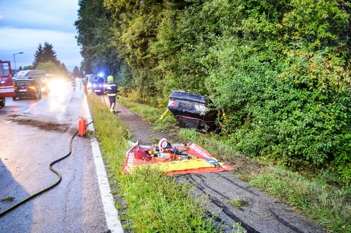 Danach dürfte es zum folgenschweren Unfall gekommen sein. Der Pkw hatte mehrere Straßenleitpflöcke und Zäune umgerissen und war schließlich auf dem Dach liegend zum Stillstand gekommen.